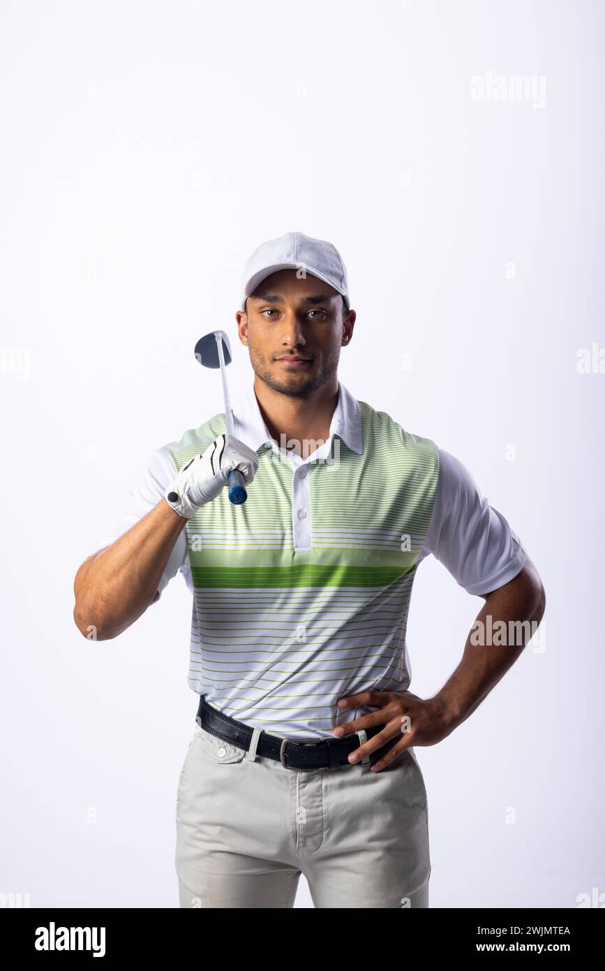 Giovane uomo birazziale posa con fiducia con un golf club Foto Stock
