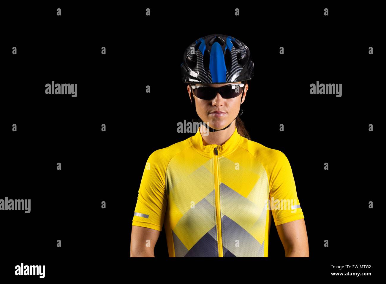 Il ciclista professionista in maglia gialla posa con sicurezza, con spazio per le copie Foto Stock