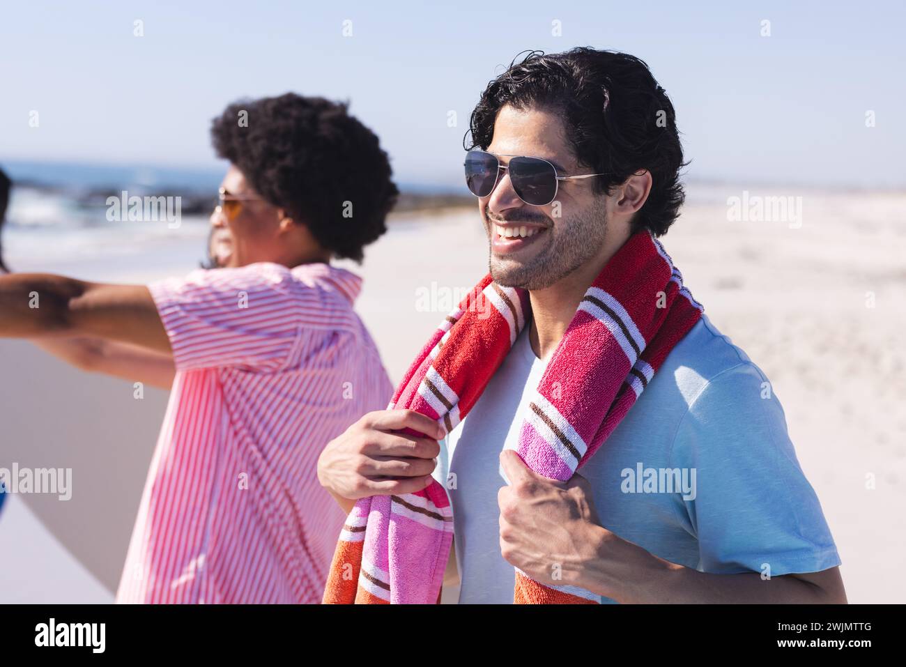 Il giovane afroamericano e l'uomo birazziale si godono una giornata di sole sulla spiaggia Foto Stock