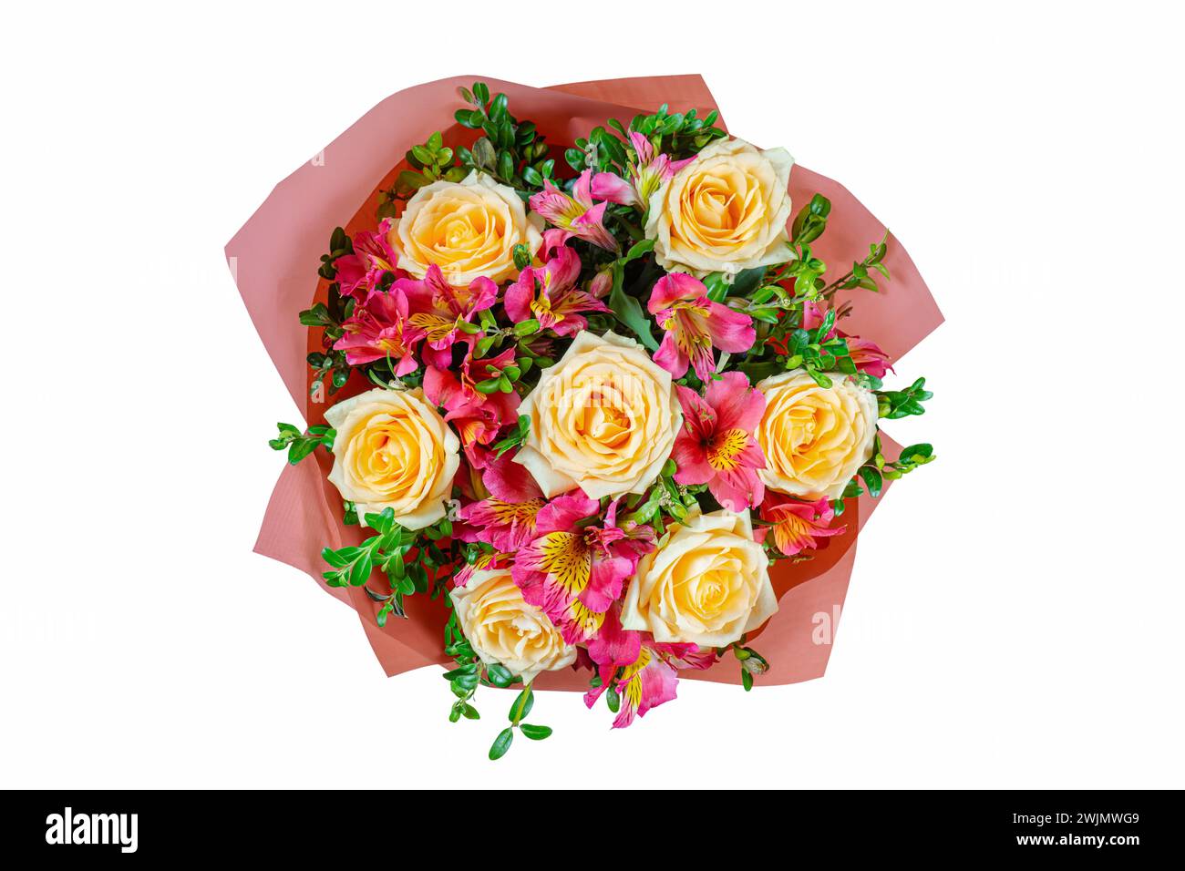 Bouquet di rose gialle e alstroemeria rosa avvolti in un cono di carta rossa isolato su sfondo bianco. Negozio di fiori, articoli da regalo, vacanza romantica. Superiore Foto Stock
