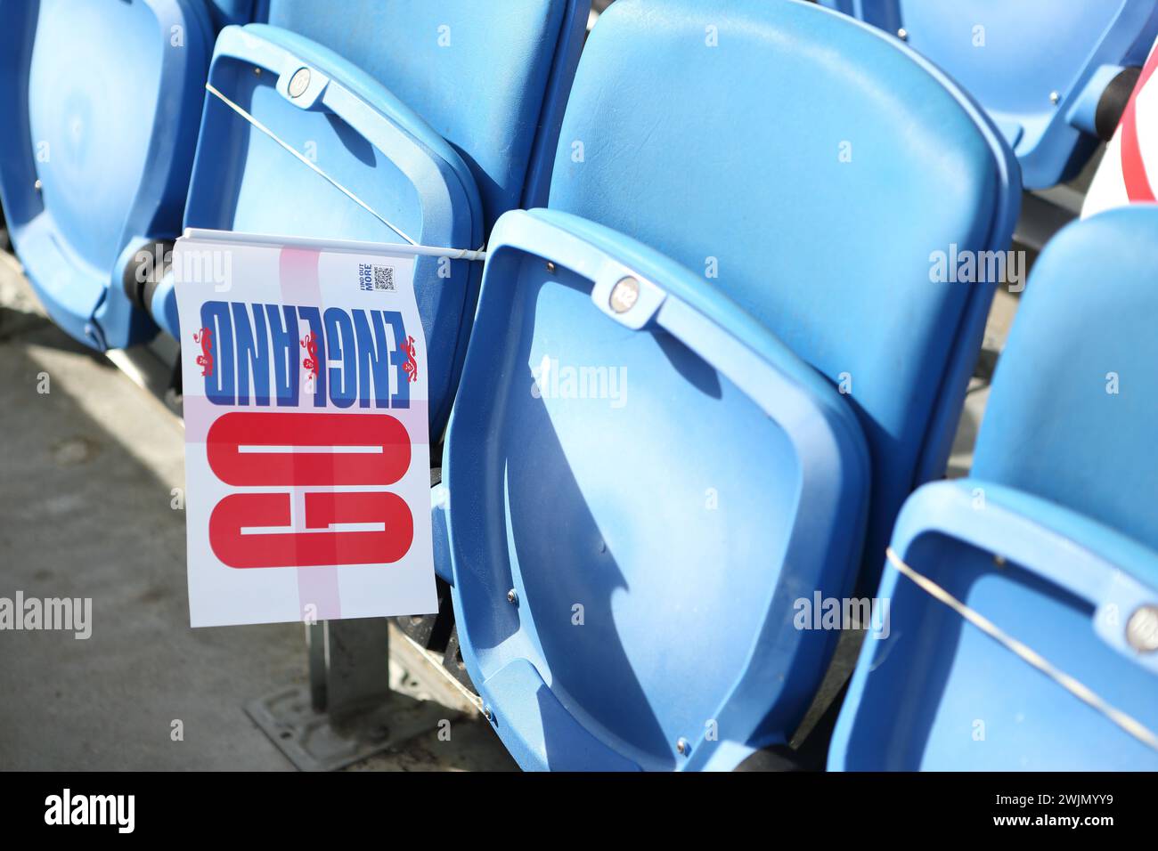Bandiera inglese su sedile vuoto Inghilterra contro Norvegia UEFA Women Euro Brighton Community Stadium (Amex Stadium) 11 luglio 2022 Foto Stock