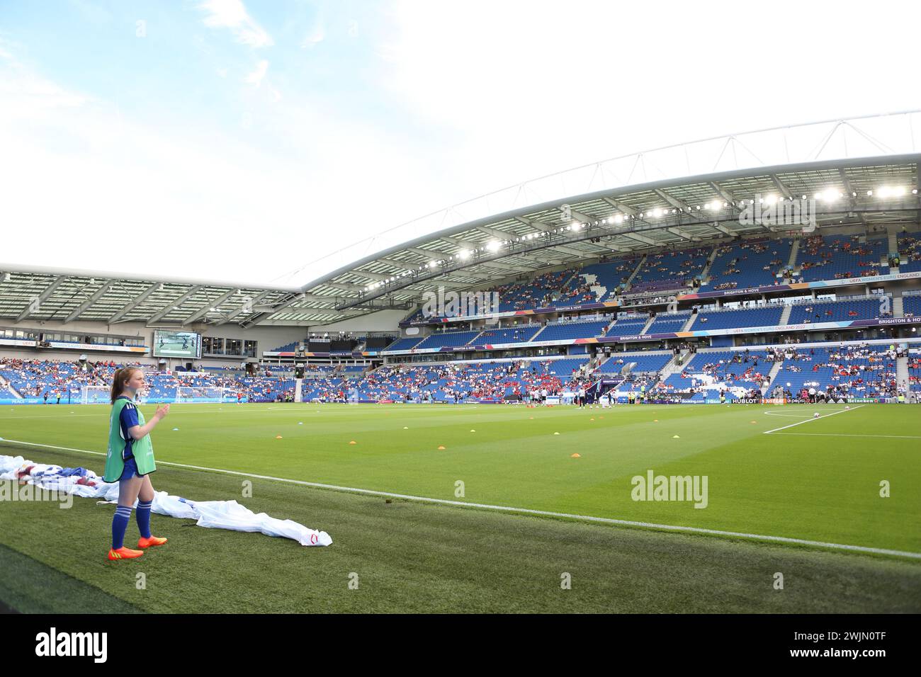 Ballgirl in maglia blu e pettorale verde Inghilterra contro Norvegia UEFA Women Euro Brighton Community Stadium (Amex Stadium) 11 luglio 2022 Foto Stock