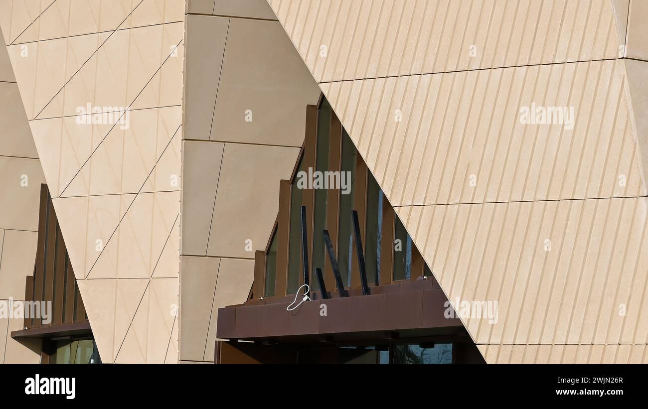 Un edificio moderno dalle linee architettoniche interessanti, la East Bank New V e Il quartiere culturale più nuovo di East, Stratford, Londra Foto Stock
