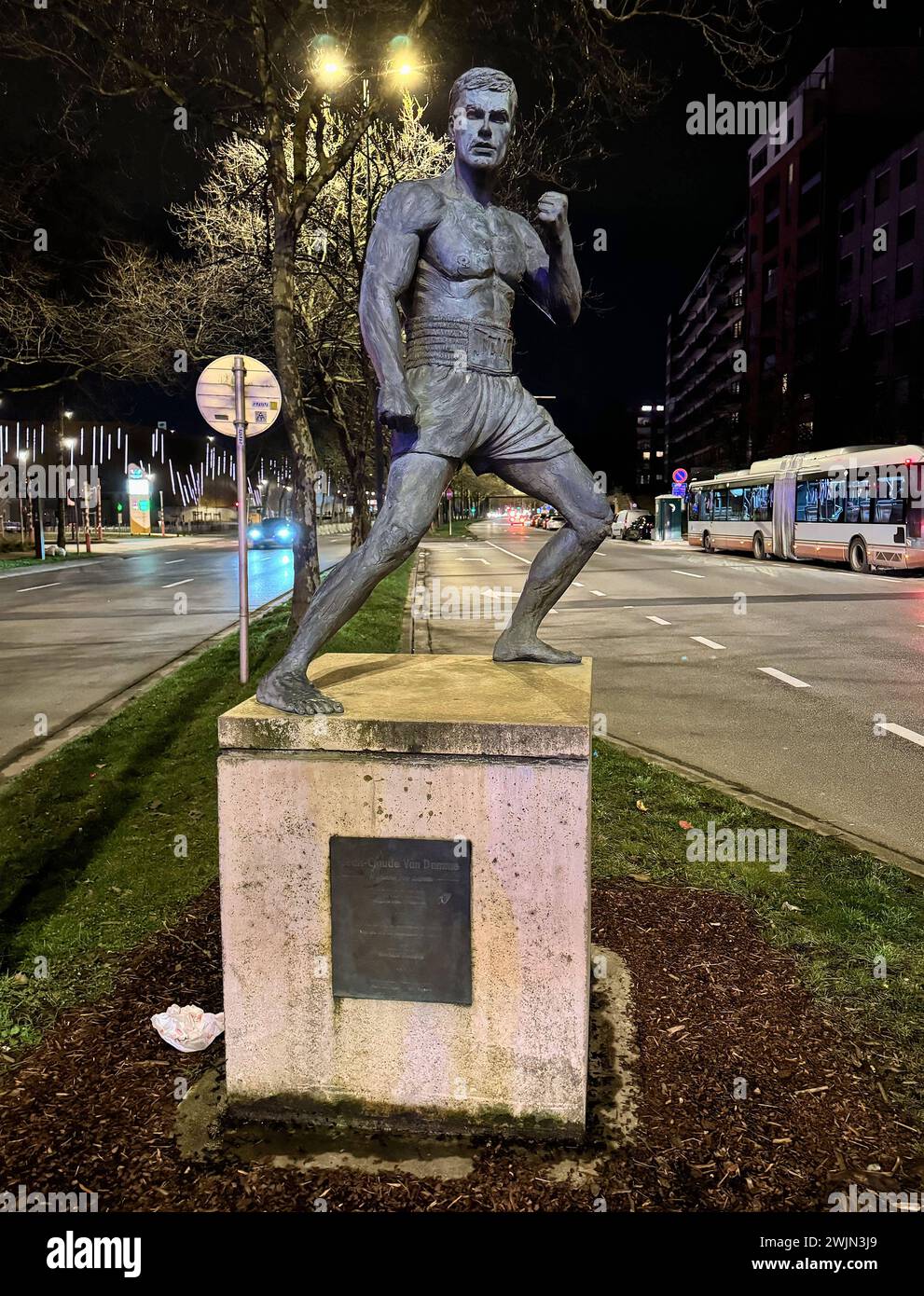 15.02.2024, xjhx, Die Statue vom belgischen Schauspieler Jean-Claude van Damme Jean-Claude Camille Francois Van Varenberg im Stadtteil Anderlecht Brüssel *** 15 02 2024, xjhx, la statua dell'attore belga Jean Claude van Damme Jean Claude Camille Francois Van Varenberg nel quartiere Anderlecht di Bruxelles Foto Stock