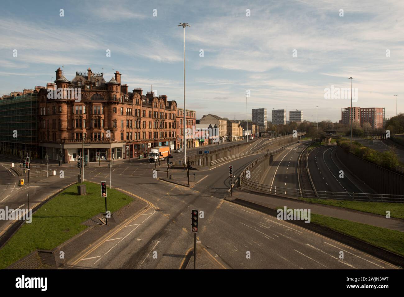 Strade vuote e autostrada M8 a Charing Cross durante il blocco a causa dell'epidemia di coronavirus Covid 19 a Glasgow, Scozia, nell'aprile 2020. Foto Stock