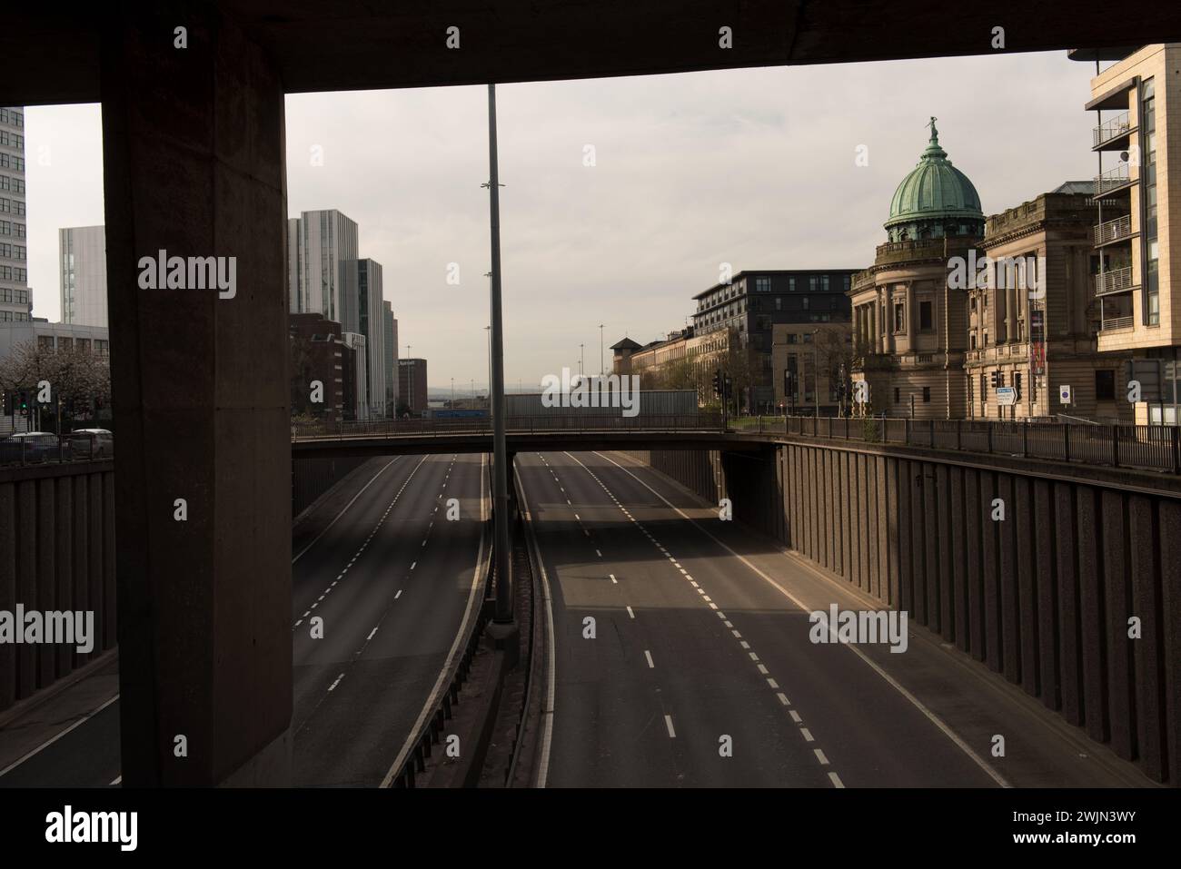 Strade vuote e autostrada M8 a Charing Cross che conduce al ponte Kingston durante il blocco a causa dell'epidemia di coronavirus Covid 19 a Glasgow, Scotlan Foto Stock