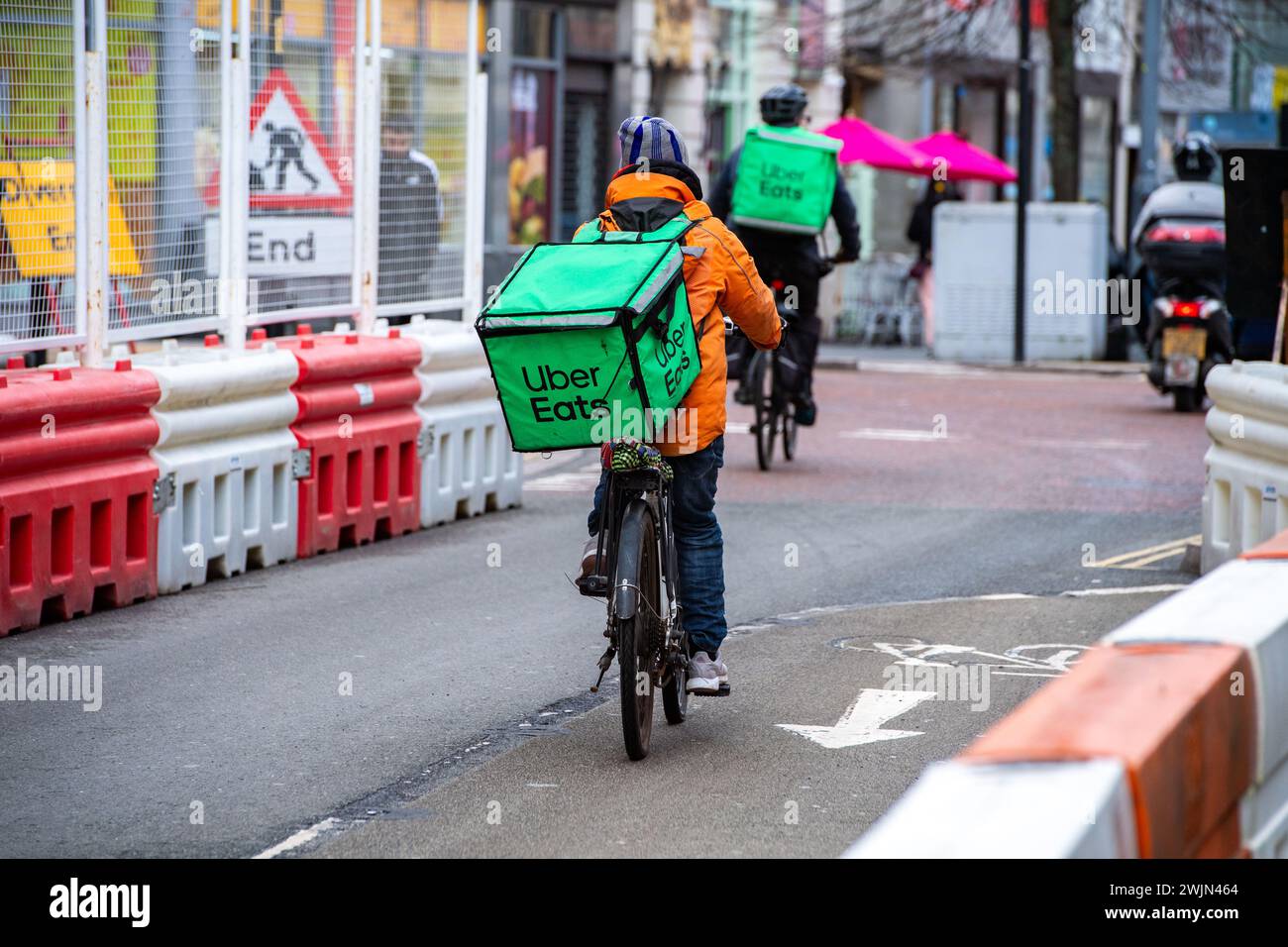 Leicester, Leicestershire, Regno Unito. 16 febbraio 2024. Just Eat, Uber Eats e Deliveroo Cyclists che lavorano nel centro di Leicester. Crediti: Alex Hannam/Alamy Live News Foto Stock