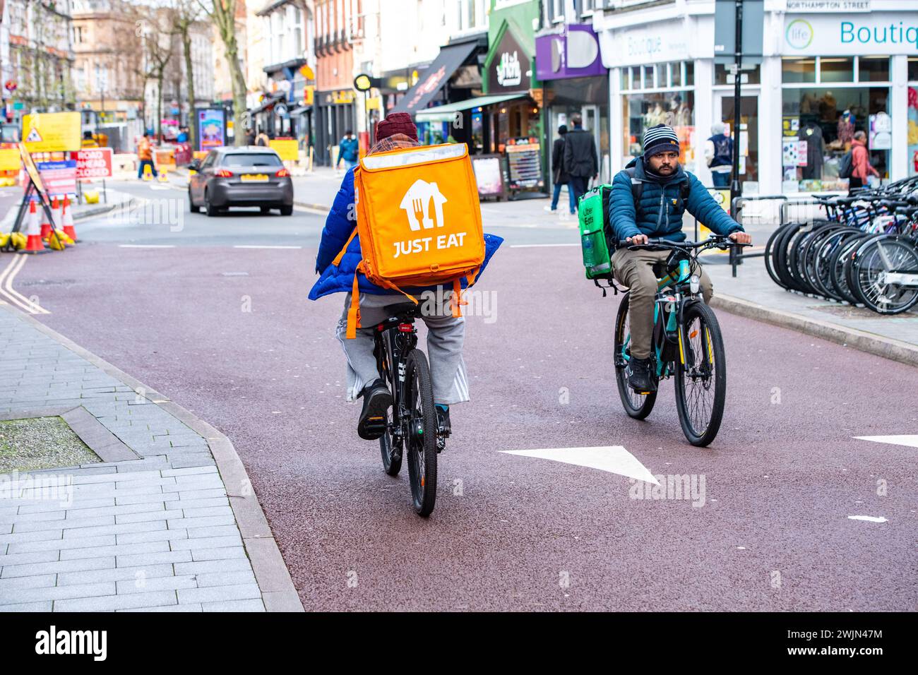 Leicester, Leicestershire, Regno Unito. 16 febbraio 2024. Just Eat, Uber Eats e Deliveroo Cyclists che lavorano nel centro di Leicester. Crediti: Alex Hannam/Alamy Live News Foto Stock