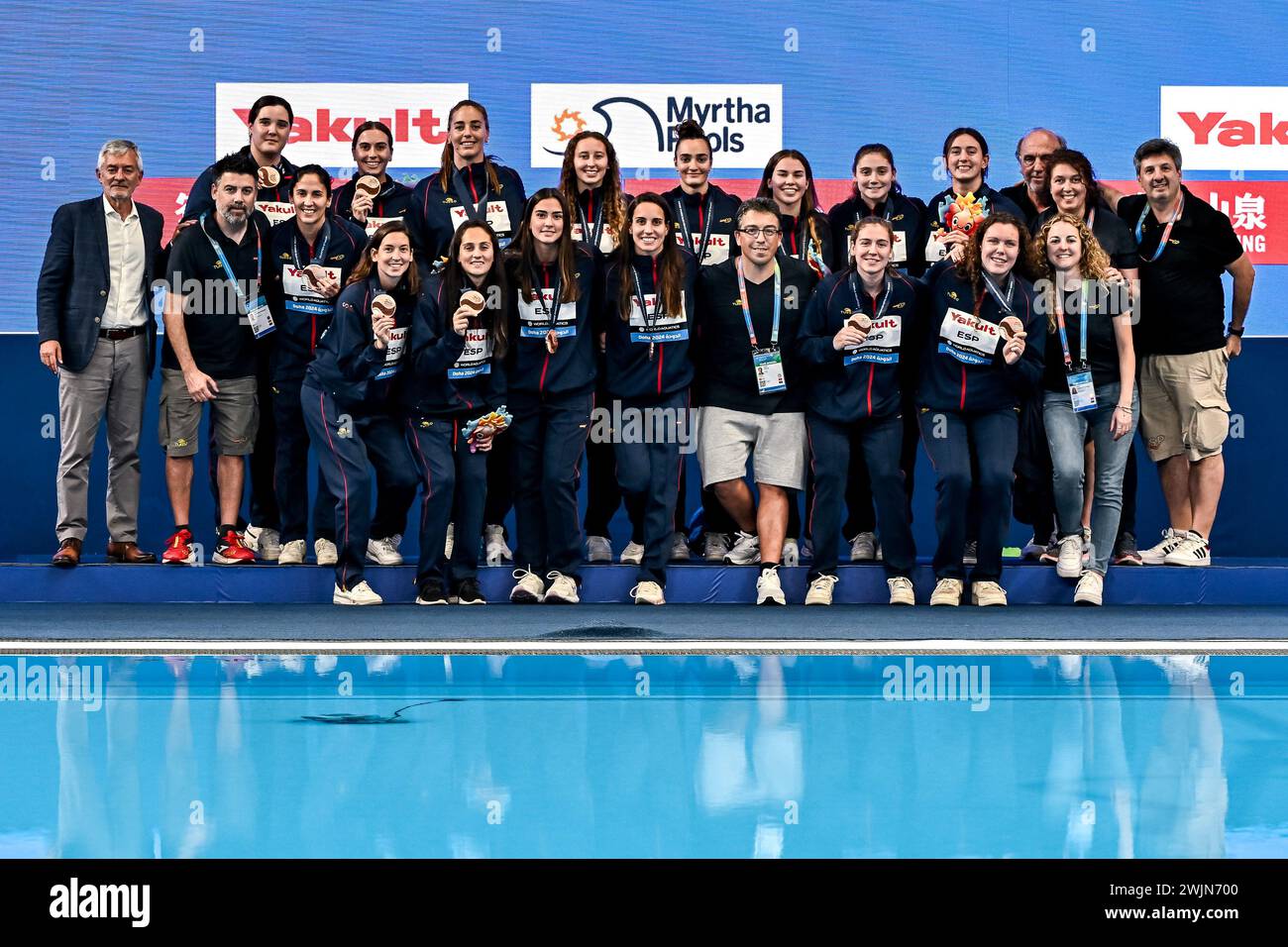 Doha, Qatar. 16 febbraio 2024. Gli atleti del Team Spagna festeggiano il 3° posto con una medaglia di bronzo dopo la partita femminile di pallanuoto 3°/4° posto tra la squadra Spagna (berretti bianchi) e la squadra Grecia (berretti blu) durante il 21° Campionato Mondiale di Aquatics all'Aspire Dome di Doha (Qatar), 16 febbraio 2024. Crediti: Insidefoto di andrea staccioli/Alamy Live News Foto Stock