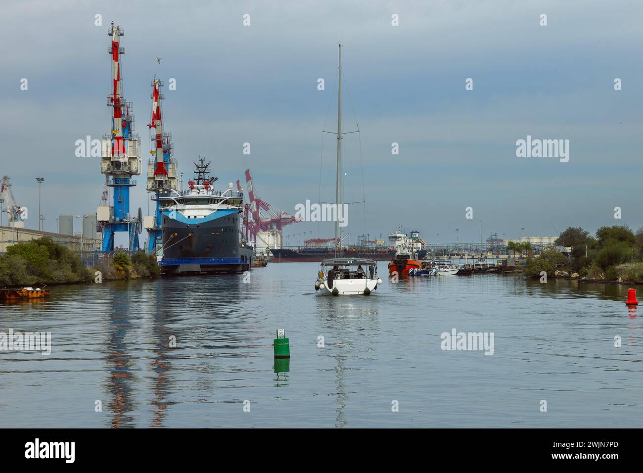 Grandi navi da carico sono sotto carico nel porto di Haifa Israele Foto Stock