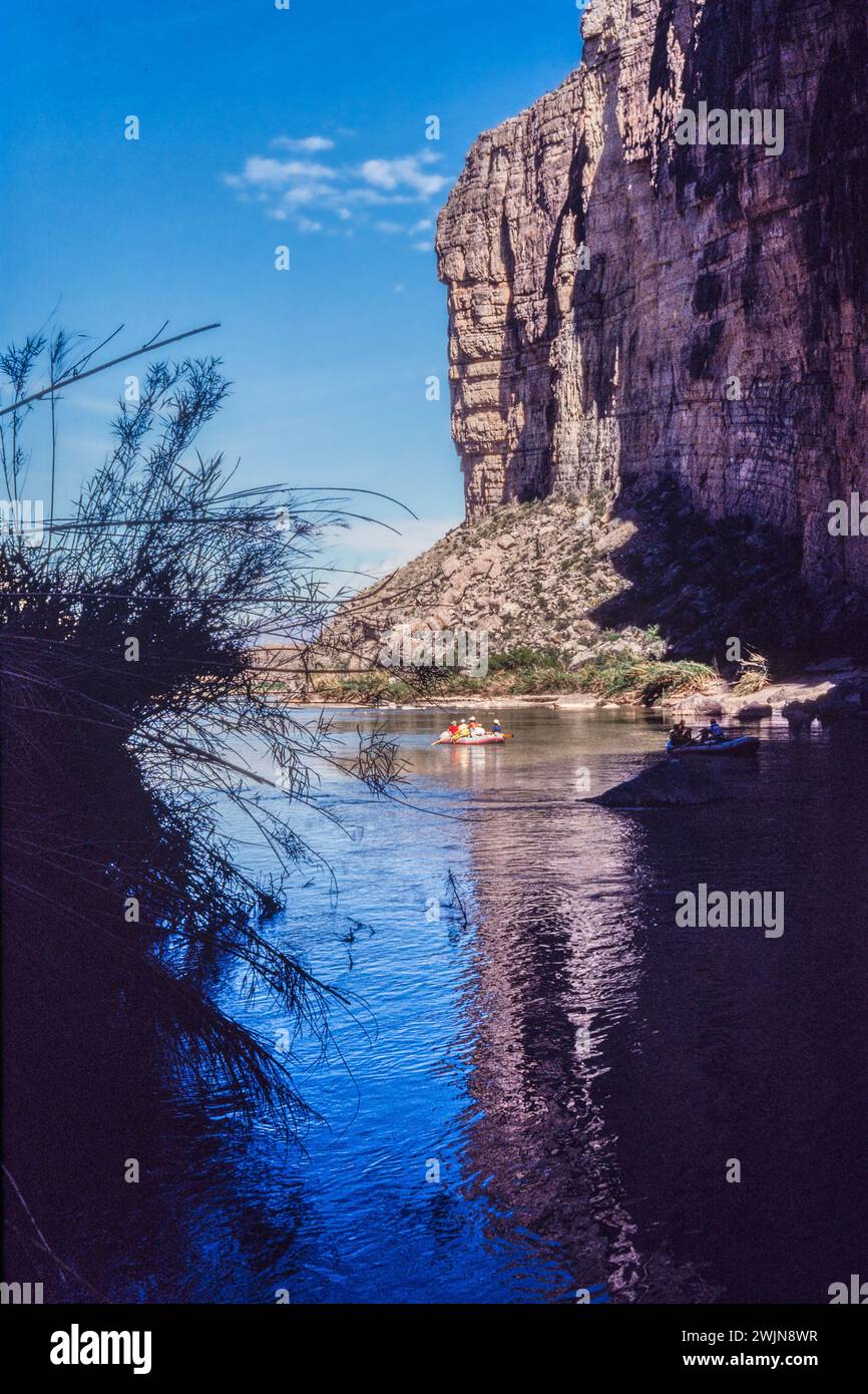 Rafting sul fiume Rio grande nel canyon di Santa Elena nel Big Bend National Park con il Messico dall'altra parte del fiume. Foto Stock