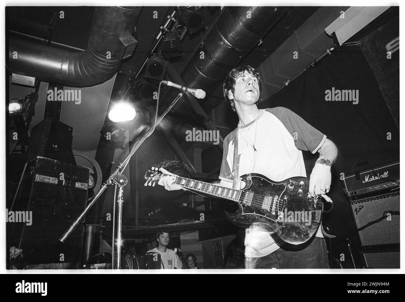 SUPER FURRY ANIMALS, FUZZY LOGIC TOUR, 1996: Un giovane Gruff Rhys della band gallese Super Furry Animals che suonava al terminal dell'Università di Cardiff durante il Fuzzy Logic Tour a Cardiff, Galles, Regno Unito, il 12 maggio 1996. Foto: Rob Watkins. INFO: Super Furry Animals, un gruppo musicale gallese di rock psichedelico formato nel 1993, ha portato un sound eclettico che mescola elementi rock, pop ed elettronici. Album come "Radiator" e "Fuzzy Logic" hanno mostrato il loro approccio inventivo e sfidante al genere, consolidando il loro status di pionieri nella scena musicale alternativa. Foto Stock