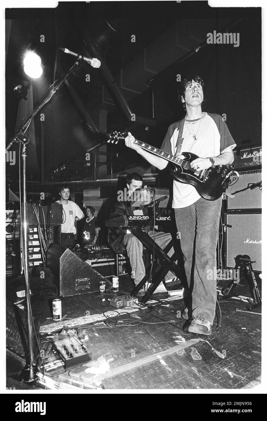 SUPER FURRY ANIMALS, FUZZY LOGIC TOUR, 1996: Un giovane Gruff Rhys della band gallese Super Furry Animals che suonava al terminal dell'Università di Cardiff durante il Fuzzy Logic Tour a Cardiff, Galles, Regno Unito, il 12 maggio 1996. Foto: Rob Watkins. INFO: Super Furry Animals, un gruppo musicale gallese di rock psichedelico formato nel 1993, ha portato un sound eclettico che mescola elementi rock, pop ed elettronici. Album come "Radiator" e "Fuzzy Logic" hanno mostrato il loro approccio inventivo e sfidante al genere, consolidando il loro status di pionieri nella scena musicale alternativa. Foto Stock