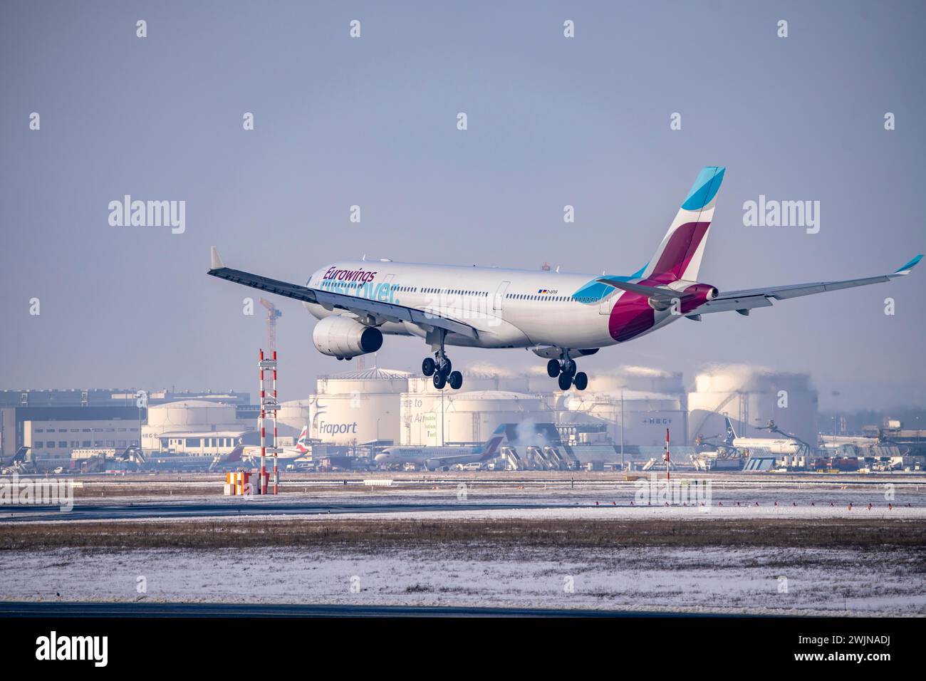 Scoprite l'Airbus A330-300 vicino all'aeroporto di Francoforte fra, al deposito carburante, a Fraport, in inverno, Assia, Germania Foto Stock