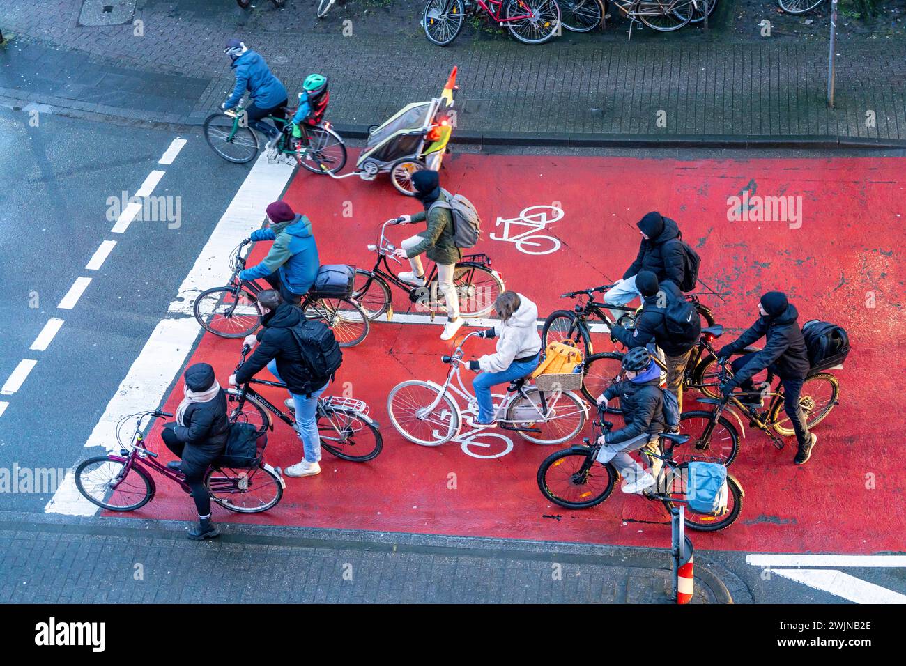 Pista ciclabile, spazio per i ciclisti a un incrocio a semaforo, segnalata in rosso, auto, auto, camion devono fermarsi dietro al semaforo rosso, Münster, NRW, Germania Foto Stock