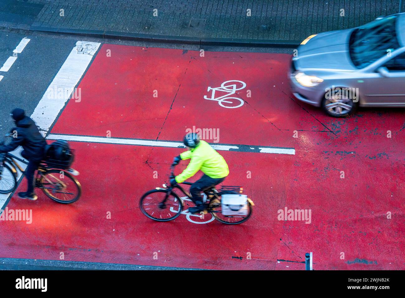 Pista ciclabile, spazio per i ciclisti a un incrocio a semaforo, segnalata in rosso, auto, auto, camion devono fermarsi dietro al semaforo rosso, Münster, NRW, Germania Foto Stock