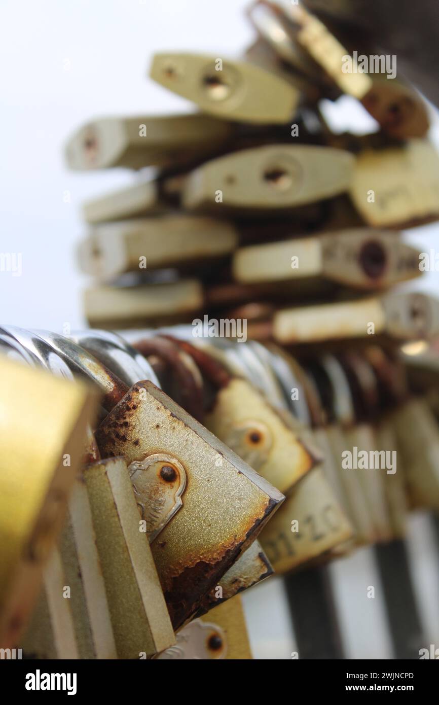 Un Link of Padlocks che rappresenta l'amore eterno delle coppie Foto Stock