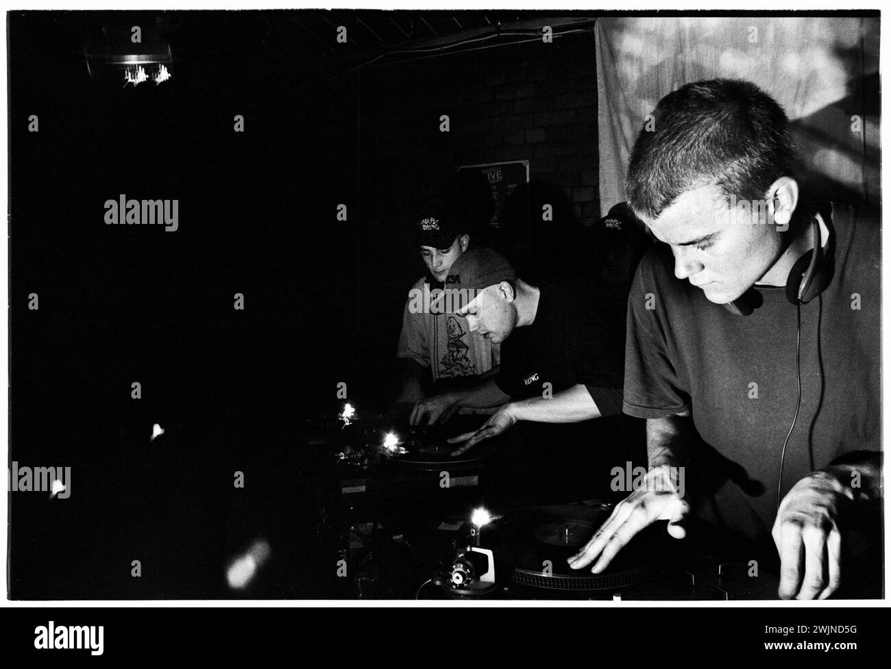 Combo gallese con DJ Optimus prime sui ponti a Clwb Ifor Bach a Cardiff il 26 ottobre 2000. Foto: Rob Watkins. INFO: DJ scratching è una tecnica di turntablismo che prevede la manipolazione di dischi in vinile su un giradischi per creare suoni ritmici e percussivi. Utilizzando movimenti avanti e indietro, i DJ manipolano la velocità di riproduzione del disco, producendo graffi, strappi e balbuzie distintivi che aggiungono una texture dinamica ai mix musicali e alle performance. Foto Stock