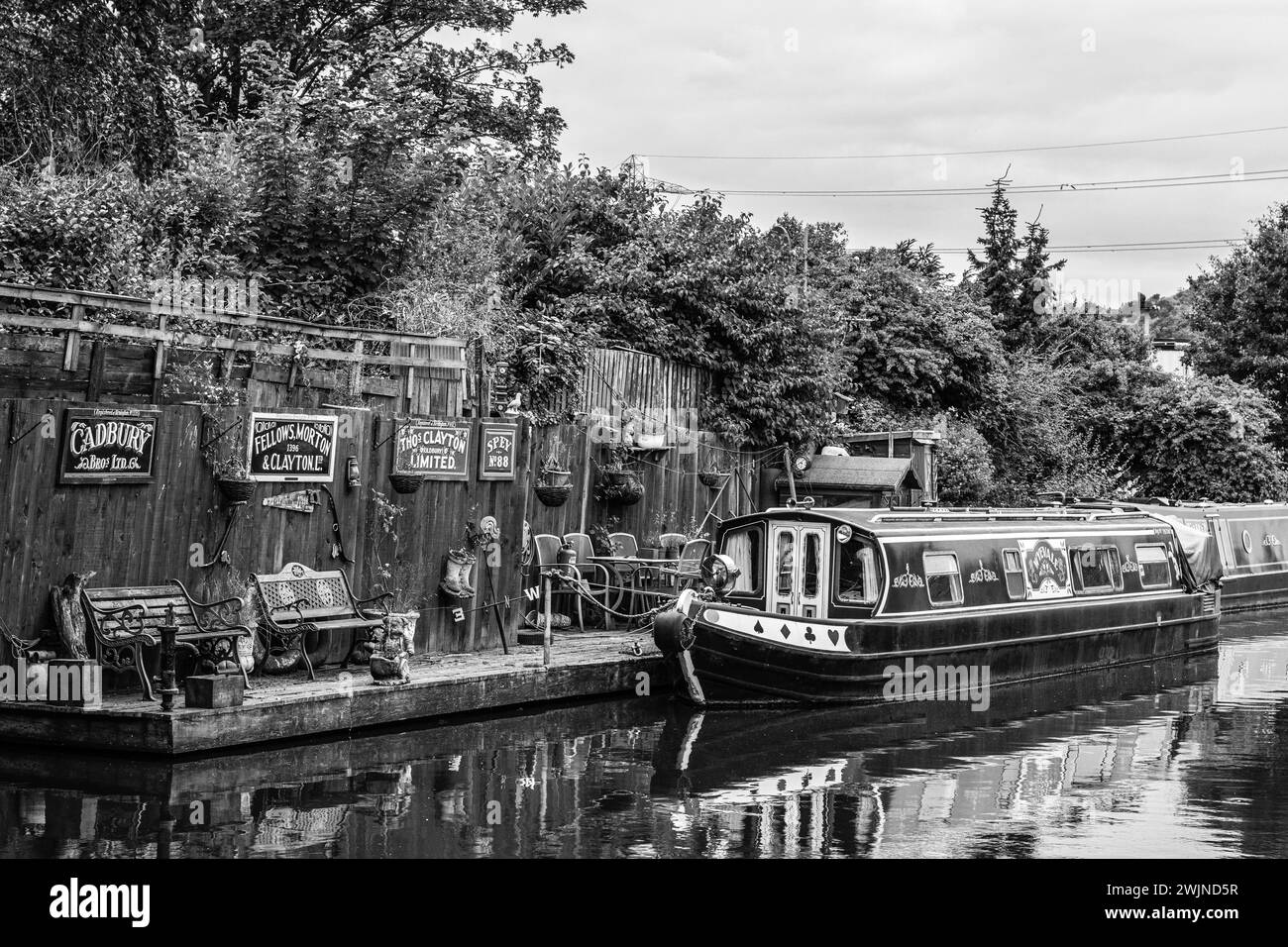 Chiatta sul canale fluviale in bianco e nero a Birmingham, Inghilterra Foto Stock