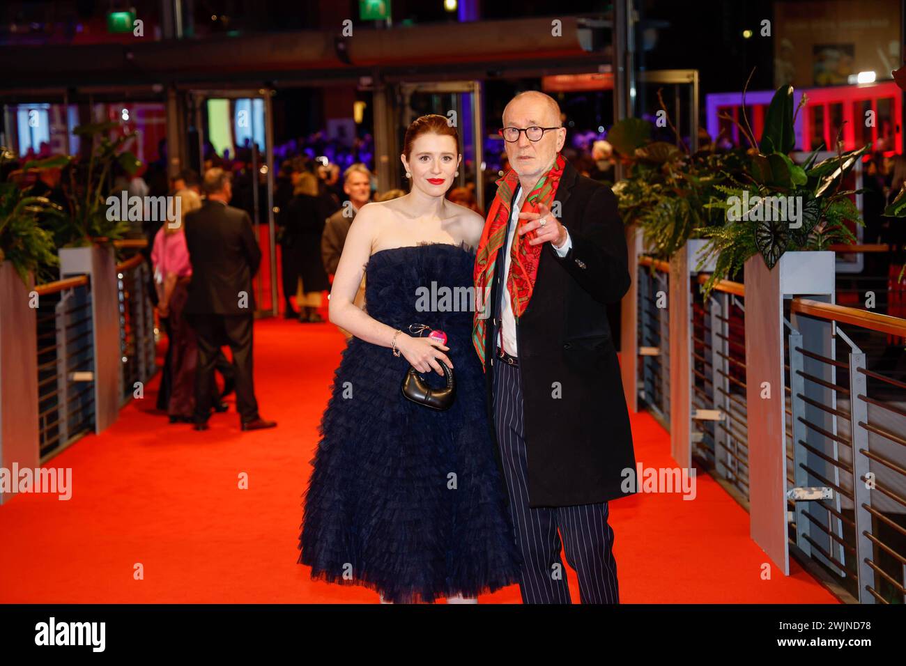 Katharina Stark, Peter Lohmeyer bei der Festivaleroeffnung der 74. Filmfestspiele Berlin im Berlinale Palast, Berlino. *** Katharina Stark, Peter Lohmeyer all'inaugurazione del 74° Berlin Film Festival nel Berlinale Palast di Berlino Foto Stock