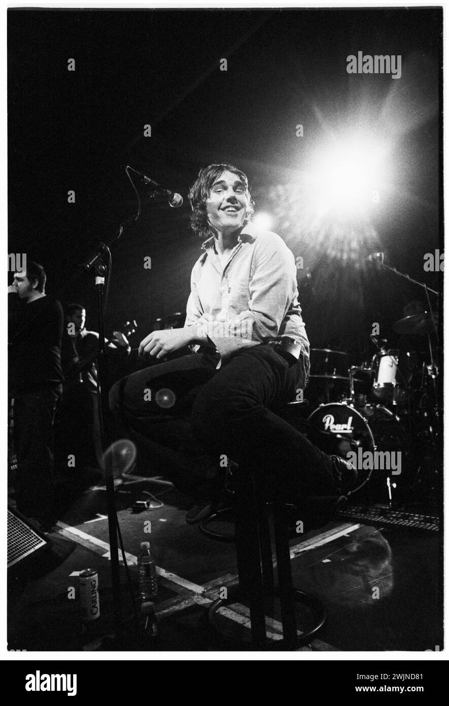 Lee Gorton della rock band Alfie ha suonato nel NME Bratbus Tour al Cardiff University Terminal di Cardiff, Galles, il 2 febbraio 2001. Foto: Rob Watkins. INFO: Alfie, una band britannica degli anni '90 e '2000, ha infuso la loro musica con fascino indie rock e lirismo introspettivo. Brani come "You Make No Bones" e "Bookends" mostravano la loro abilità melodica e la loro sincera scrittura di canzoni. Foto Stock