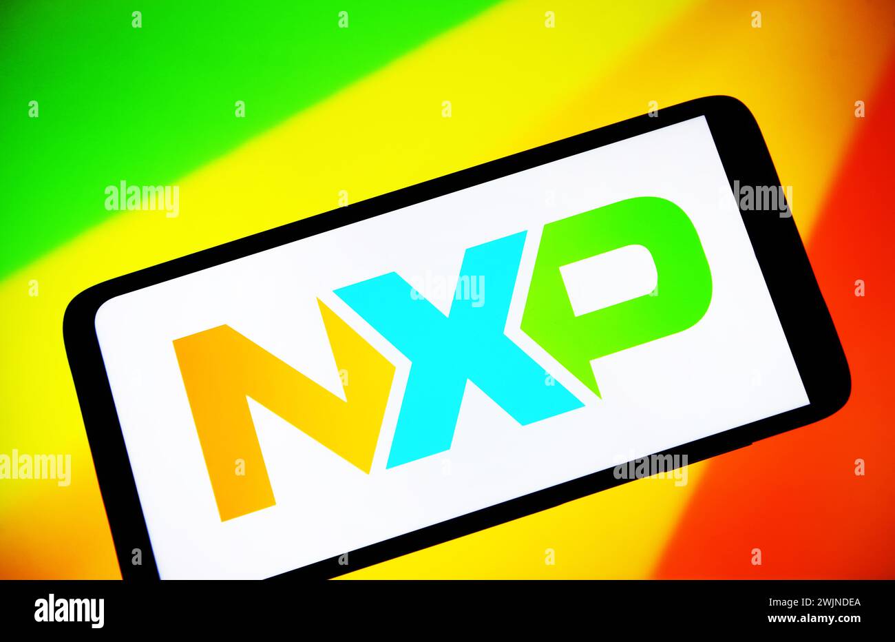 In questa immagine, il logo NXP Semiconductors N.V. (NXP) è visibile sullo schermo di uno smartphone. Foto Stock