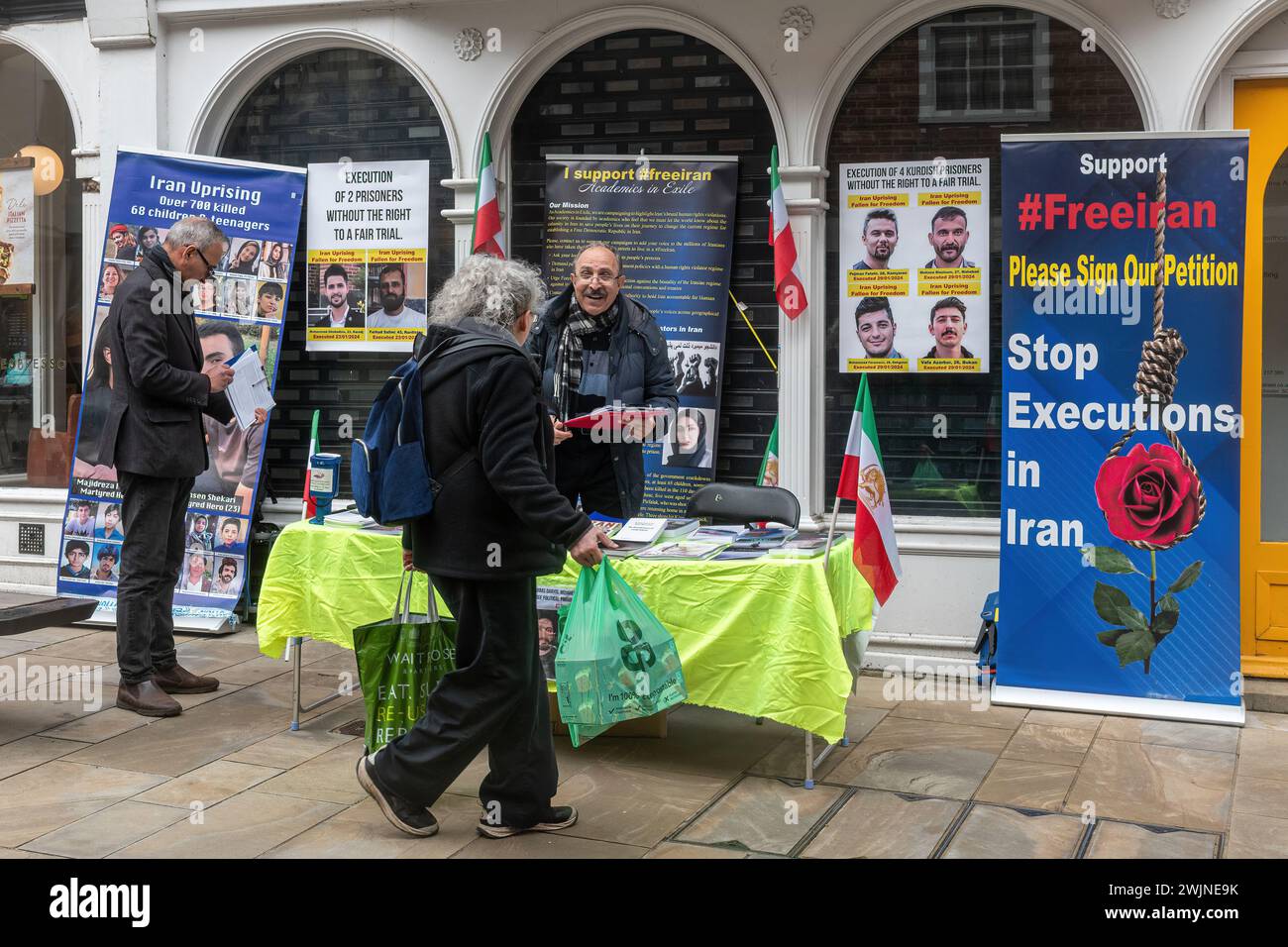 16 febbraio 2024. Una piccola protesta dell'Iran libero ha avuto luogo oggi a Winchester High Street, Hampshire, Inghilterra, Regno Unito. I manifestanti stavano raccogliendo firme da persone che sostenevano la loro causa per fermare le esecuzioni in Iran. Foto Stock