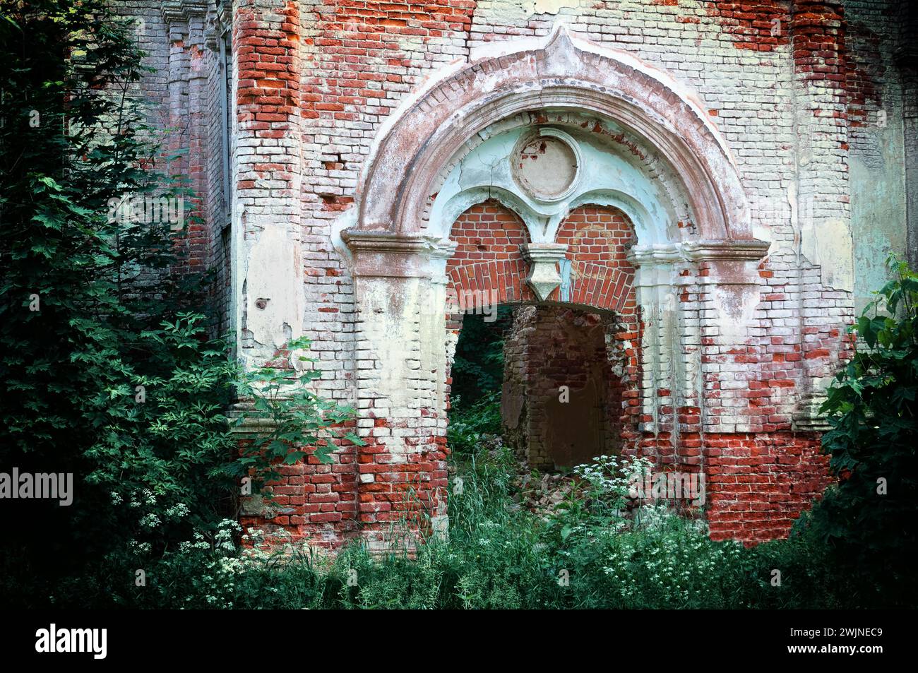 La chiesa distrutta dell'icona Smolensk della madre di Dio a Rzhev. Regione Tver. Russia. Foto Stock