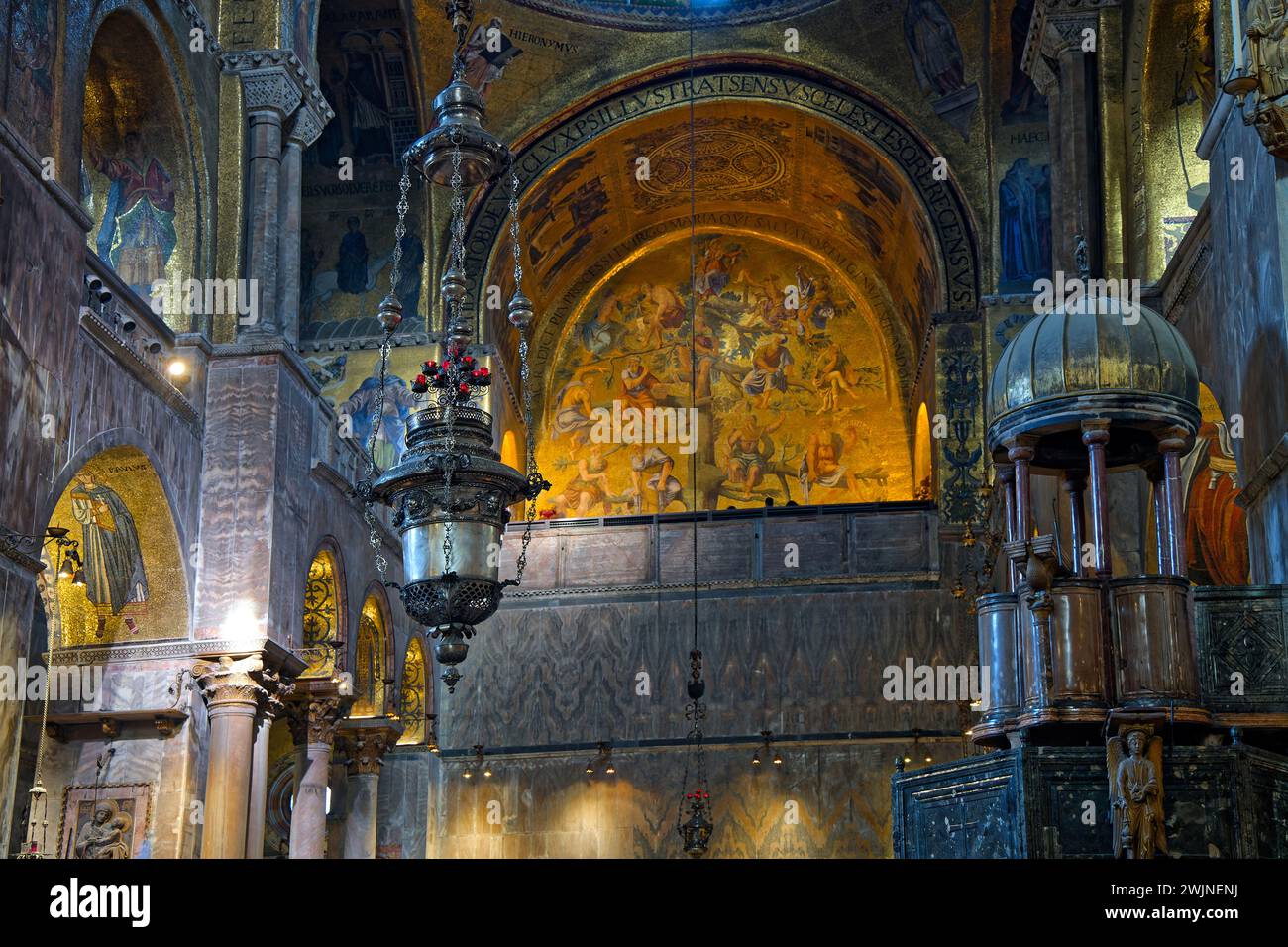 VENEZIA, ITALIA, 2 febbraio 2024: All'interno della Basilica di San Marco, comunemente nota come Basilica di San Marco (in italiano: Basilica di San M) Foto Stock