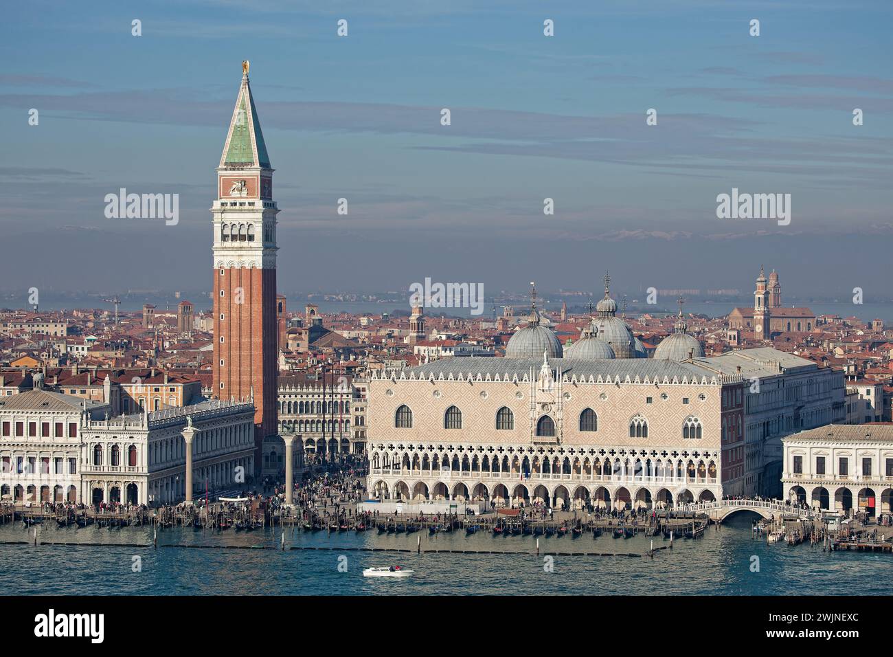 VENEZIA, ITALIA, 2 febbraio 2024: Campanile di San Marco (Italiano: Campanile di San Marco) e Palazzo Ducale (Italiano: Palazzo Ducale) visti da San G Foto Stock