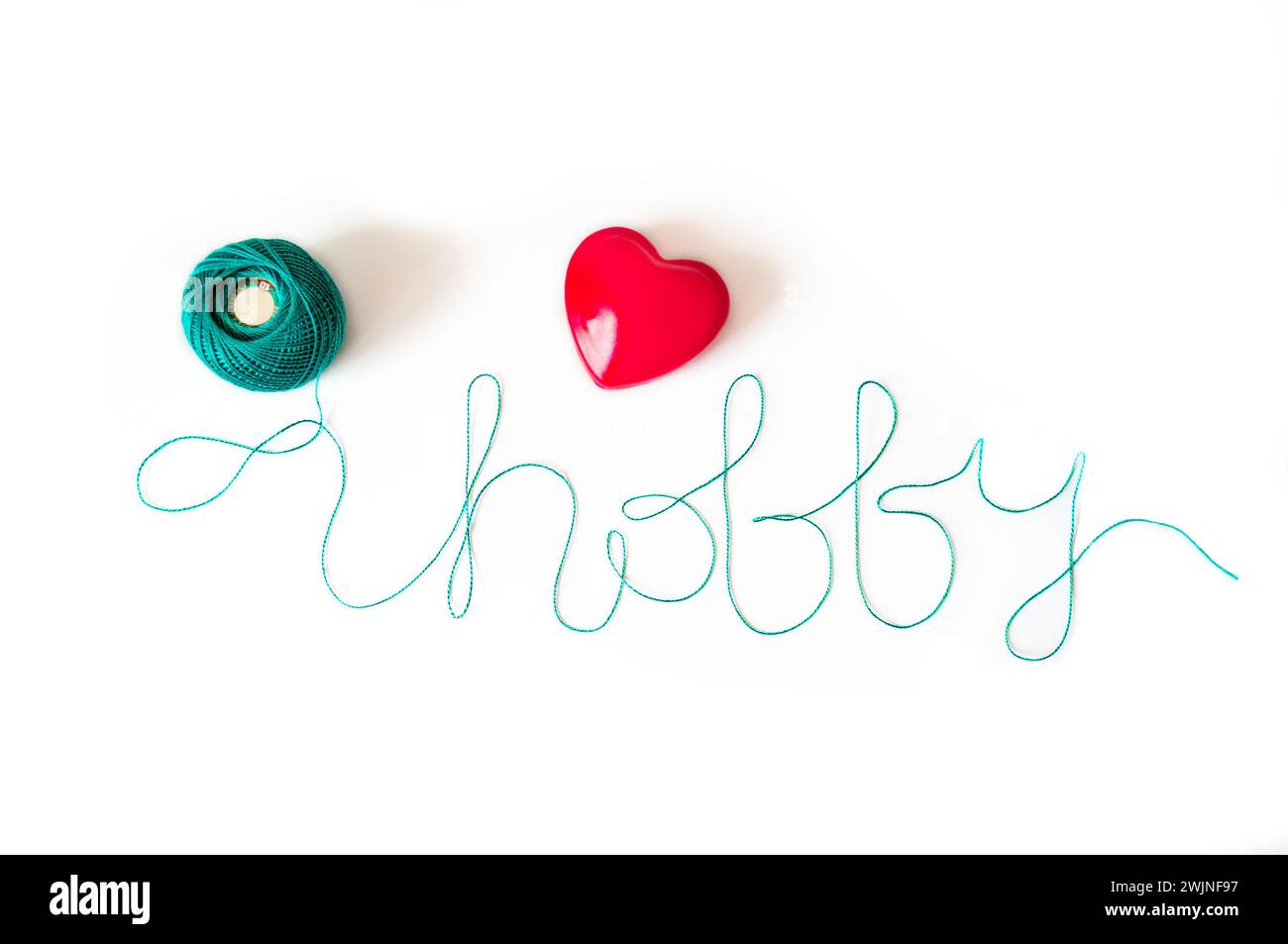 La parola hobby è disposta con fili di colore turchese. Sopra la parola hobby c'è un modello di cuore, simbolo di un passatempo preferito. Foto Stock
