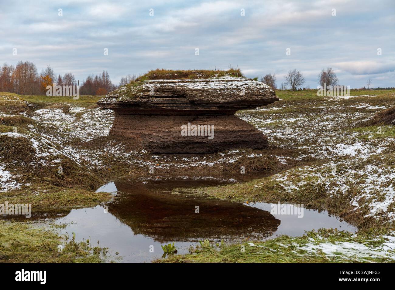Affioramenti rocciosi (carsici) e colline a Kostivere contro il cielo nuvoloso, inizio inverno, gelo su pietre. Estonia. Foto Stock