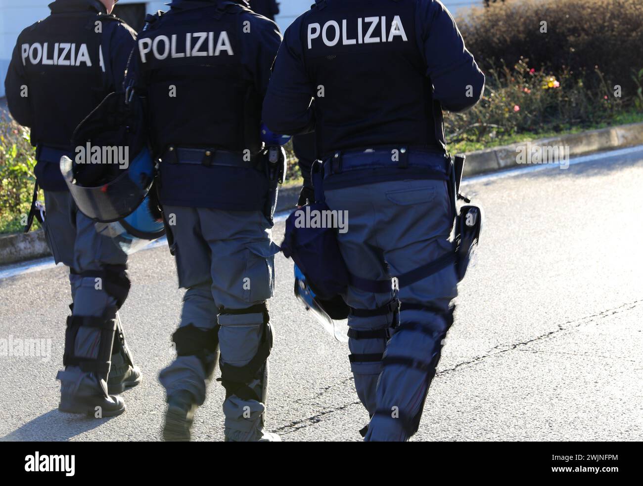 Vicenza, vi, Italia - 20 gennaio 2024: Polizia italiana in equipaggiamento antisommossa sulla strada della città Foto Stock