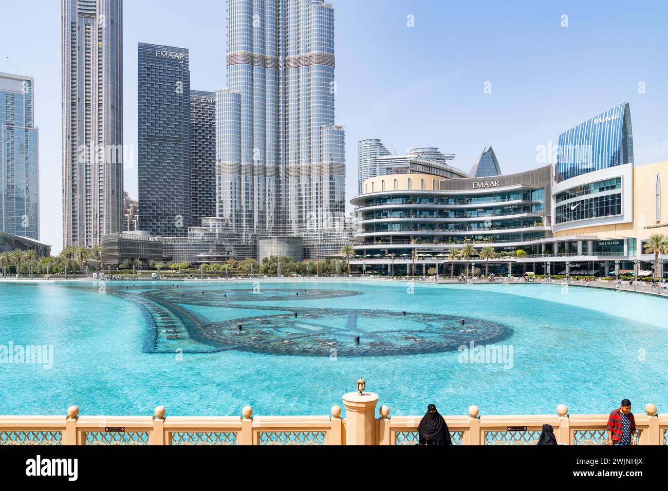 Dubai, Emirati Arabi Uniti - 14 marzo 2023: Vista della Fontana di Dubai e del grande grattacielo Burj Khalifa durante una giornata di sole a Dubai Foto Stock