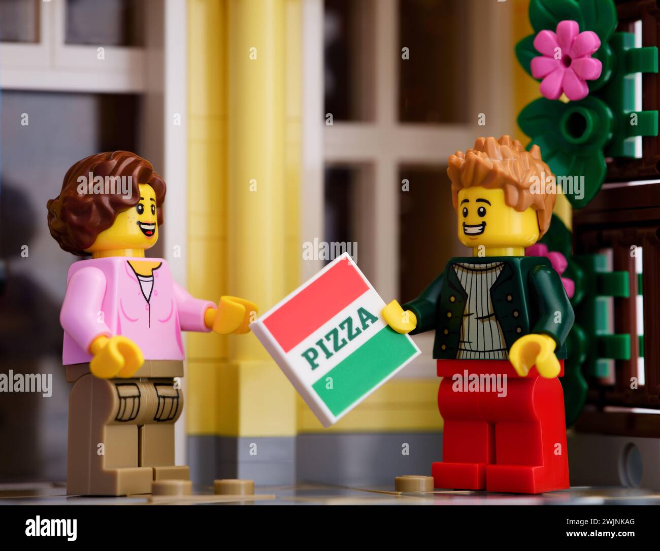 Tambov, Federazione Russa - 21 gennaio 2024 Un uomo Lego che regala una scatola di pizza alla donna Lego Foto Stock
