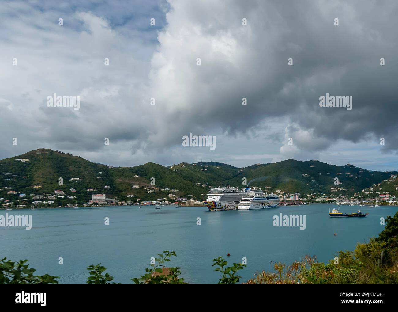 Road Town, Tortola, Stati Uniti. 1 febbraio 2024. Tranquillità turchese: Brandywine Bay, Tortola, attira con acque cristalline, navi da crociera ancorate e vacanzieri che si divertono nella beatitudine caraibica (immagine di credito: © Walter G Arce Sr Grindstone medi/ASP) SOLO PER USO EDITORIALE! Non per USO commerciale! Foto Stock