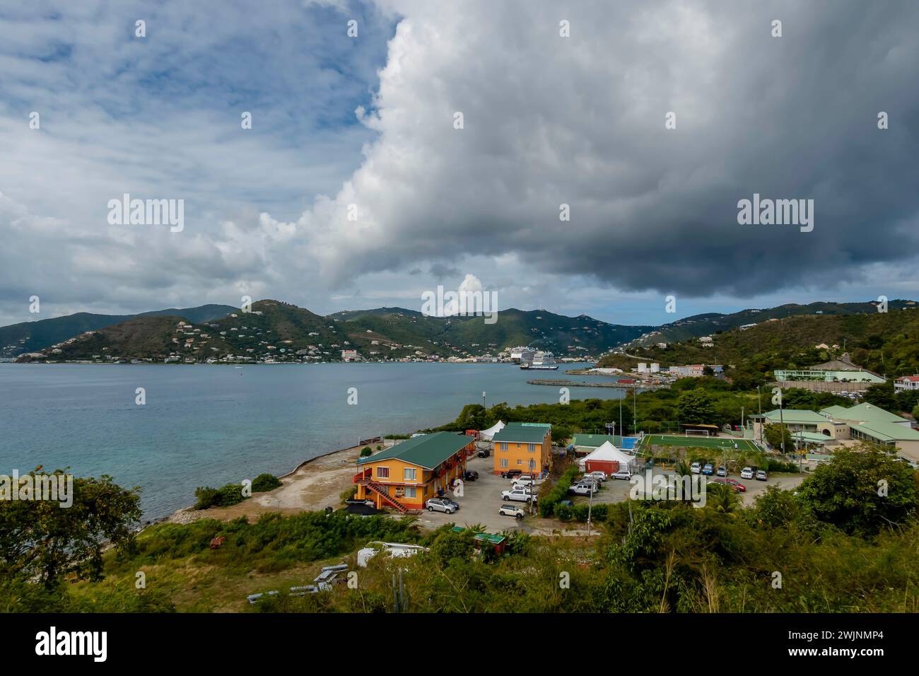 Road Town, Tortola, Stati Uniti. 1 febbraio 2024. Tranquillità turchese: Brandywine Bay, Tortola, attira con acque cristalline, navi da crociera ancorate e vacanzieri che si divertono nella beatitudine caraibica (immagine di credito: © Walter G Arce Sr Grindstone medi/ASP) SOLO PER USO EDITORIALE! Non per USO commerciale! Foto Stock