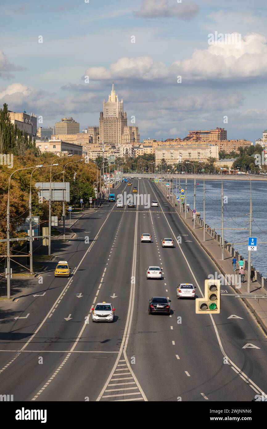 Uno dei sette grattacieli delle Sorelle Stalin a Mosca si erge sopra il fiume Moskva e domina il paesaggio urbano circostante. Foto Stock