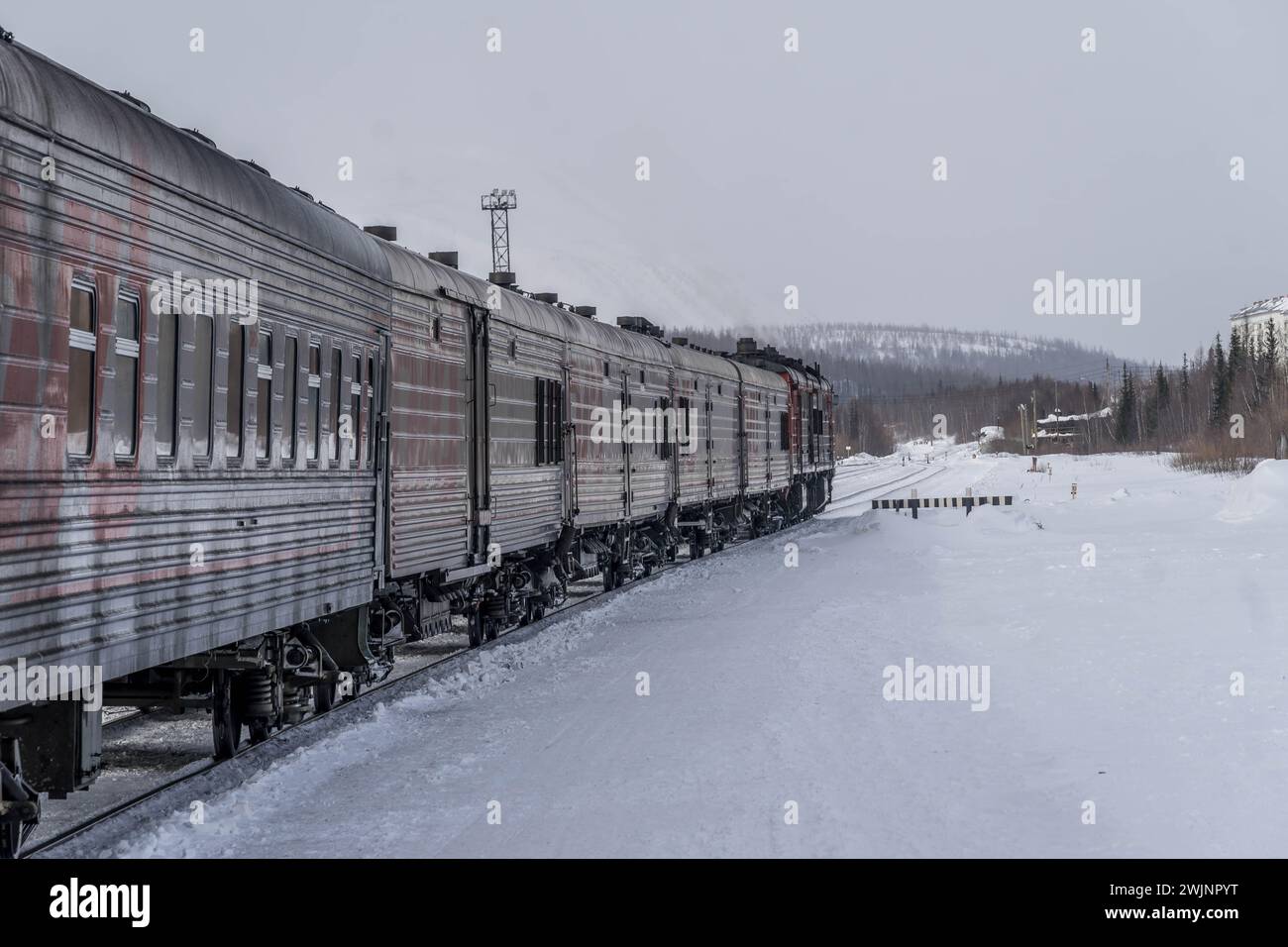 Le carrozze passeggeri e la carrozza carceraria del treno russo nella città di Harp, Yamalo-Nenets Autonomous Okrug (Nord Artico, Russia) durante il mese Foto Stock