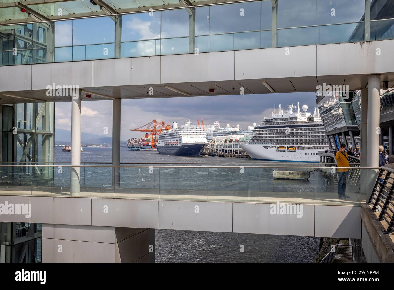 Tre navi da crociera ormeggiate al molo delle navi da crociera, Canada Place, Vancouver, British Columbia, Canada il 31 maggio 2023 Foto Stock