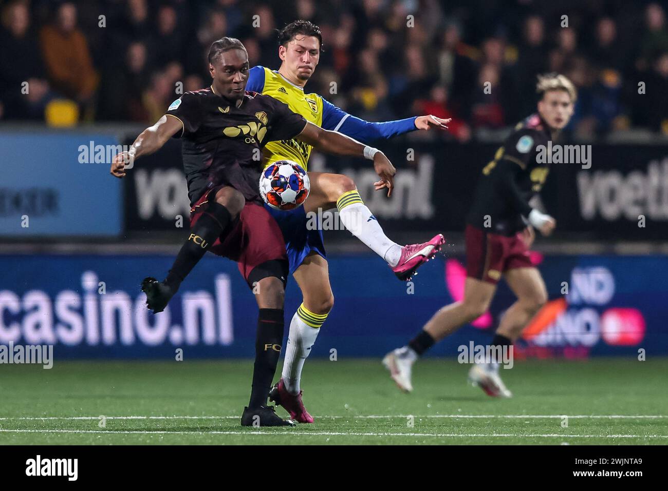 Leeuwarden, Paesi Bassi. 16 febbraio 2024. LEEUWARDEN, PAESI BASSI - 16 FEBBRAIO: Gibson Yah di Jong Utrecht di Jong FC Utrecht combatte per il ballo con Jeremy van Mullem del SC Cambuur durante l'incontro olandese Keuken Kampioen Divisie tra SC Cambuur e Jong FC Utrecht al Cambuur Stadion il 16 febbraio 2024 a Leeuwarden, Paesi Bassi. (Foto di Pieter van der Woude/Orange Pictures) credito: Orange Pics BV/Alamy Live News Foto Stock