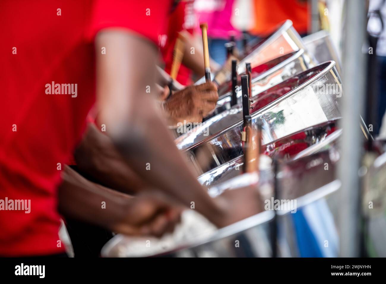 Pannisti che suonano il piatto d'acciaio al World Steel Pan Day Trinidad e Tobago Foto Stock