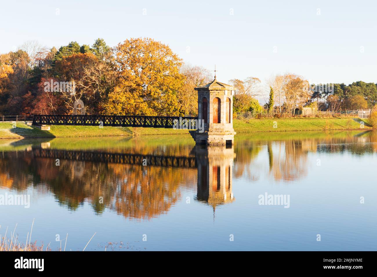 Un bacino idrico vicino a Glasgow, in Scozia, in un inverno soleggiato mattutino di novembre Foto Stock