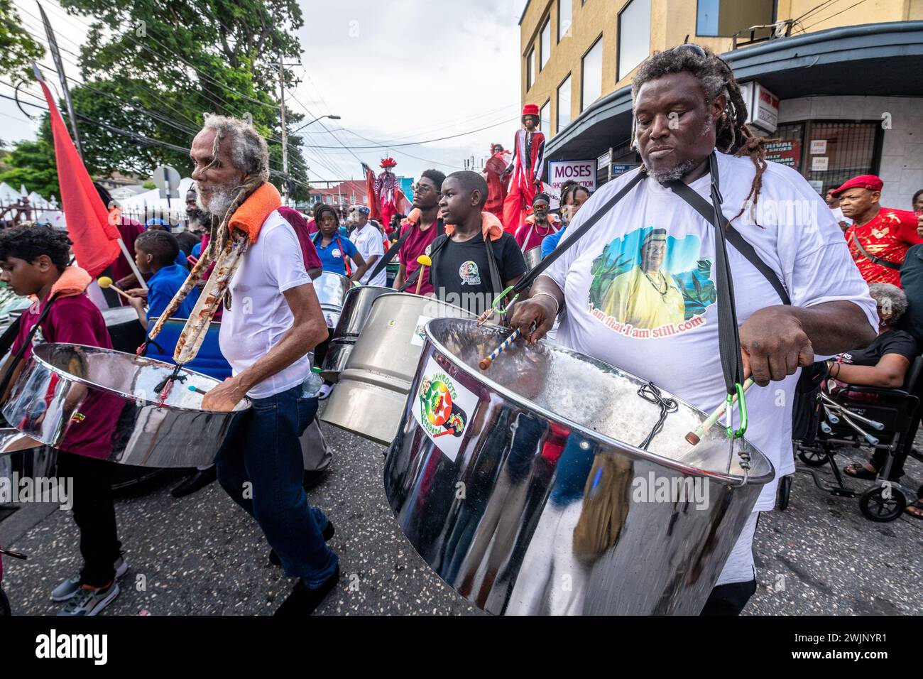 Persone che celebrano la parata della giornata Mondiale della Pan d'acciaio a Trinidad e Tobago Foto Stock