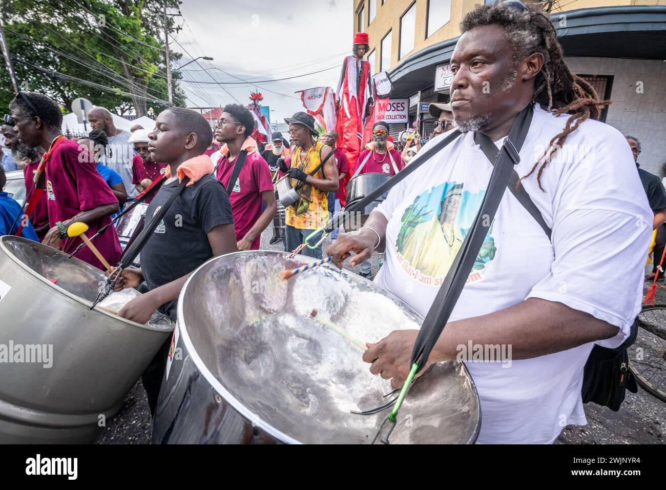 Persone che celebrano la parata della giornata Mondiale della Pan d'acciaio a Trinidad e Tobago Foto Stock