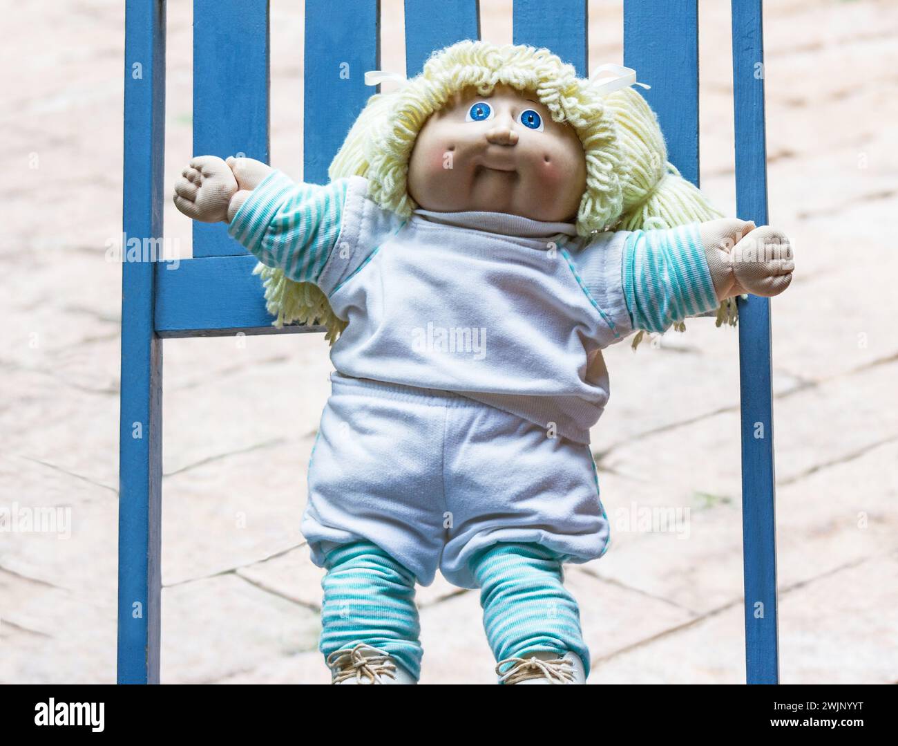 Bambola originale con toppa di cavolo anni '70, '80 su una sedia di legno Foto Stock