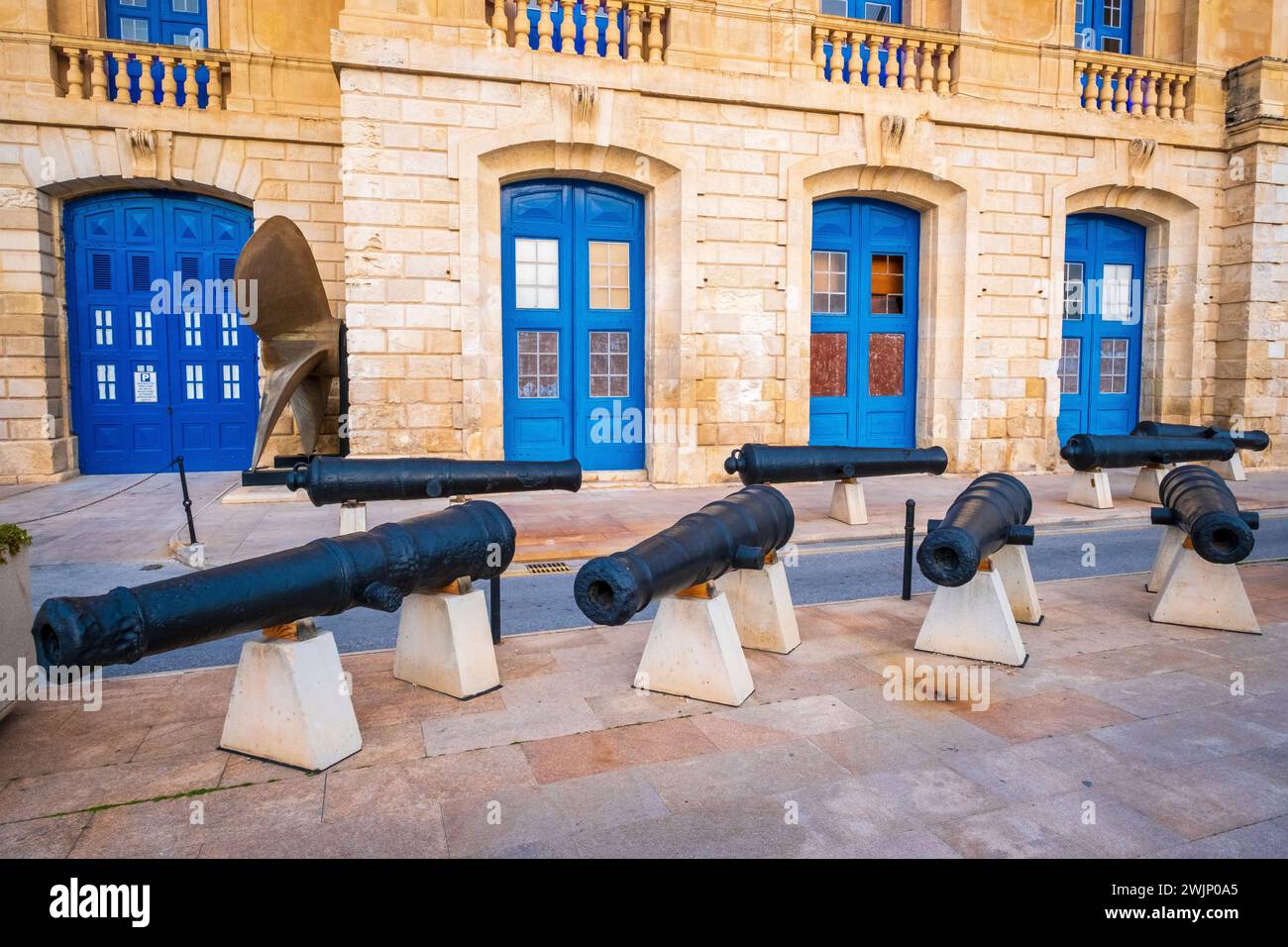 Vecchio cannone fuori dal Museo marittimo di Malta a Birgu, Malta Foto Stock