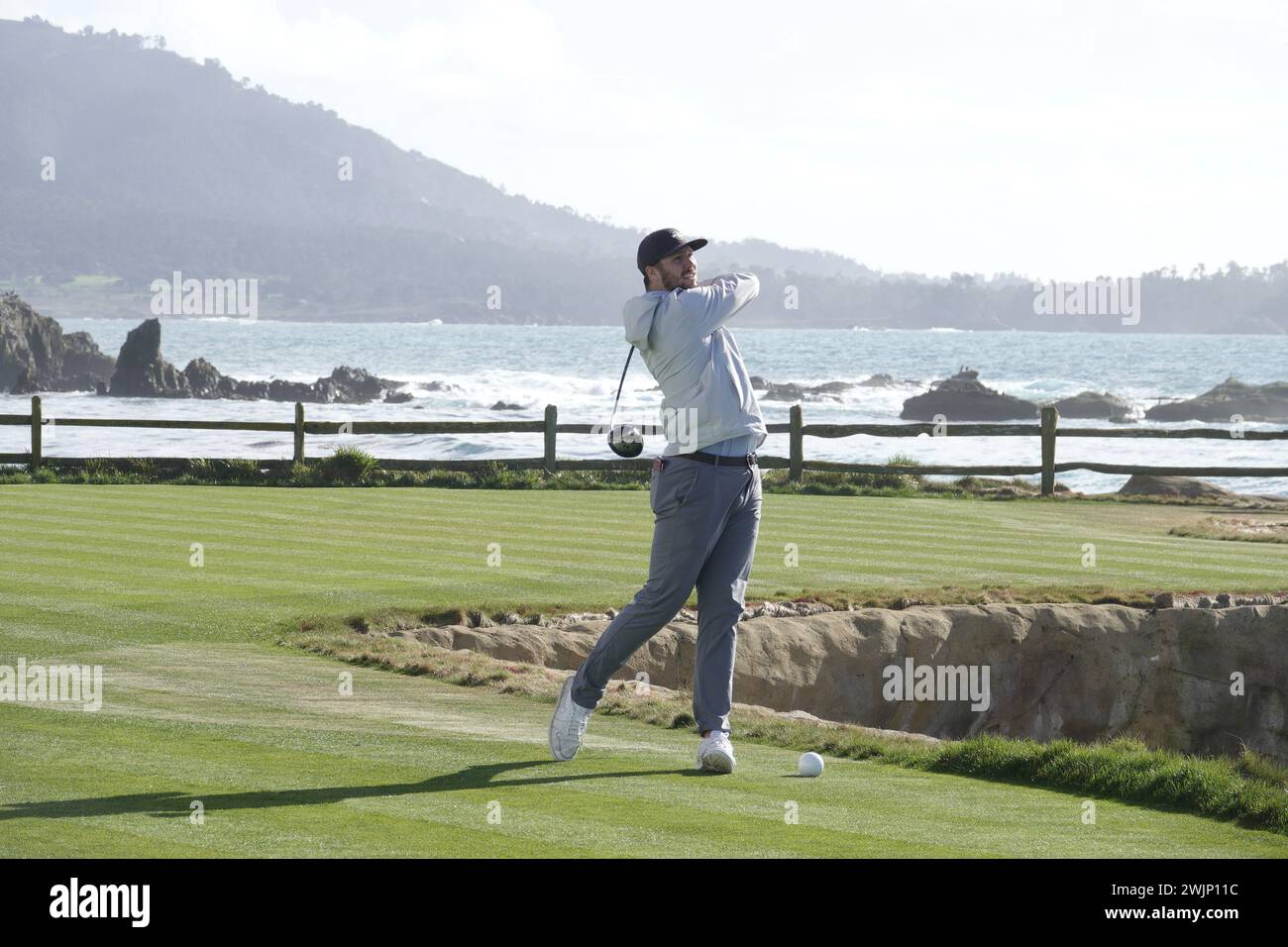 Pebble Beach, Monterey, California, USA - 2 febbraio 2024 la NFL ÒsuperstarÓ di Josh Allen guida il 18° tee, durante il ÒSignatureÓ round a Pebble Beach Links del secondo evento della stagione USA PGA Tour - l'AT&T Pro-AM al famoso Pebble Beach Links. Foto Stock