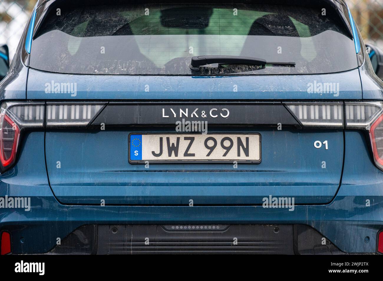 Gothenburg, Svezia - 11 febbraio 2024: Parte posteriore di una vettura Lynk and Co 01 blu Foto Stock