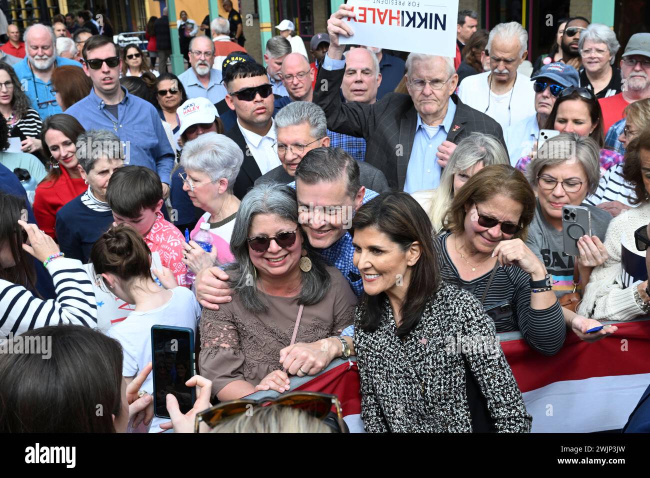 San Antonio Texas USA: Il candidato presidenziale repubblicano NIKKI HALEY posa dopo aver parlato con diverse centinaia di sostenitori al mercato di Villa Viva venerdì 16 febbraio 2024. Haley ha detto alla folla che l'ex presidente Trump e l'attuale presidente Joe Biden sono entrambi troppo vecchi per servire di nuovo il paese. Crediti: Bob Daemmrich/Alamy Live News Foto Stock